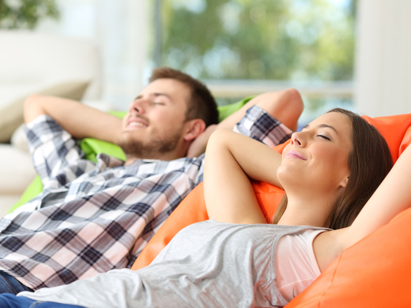 Muškarac i žena spokojni na kauču u svom domu